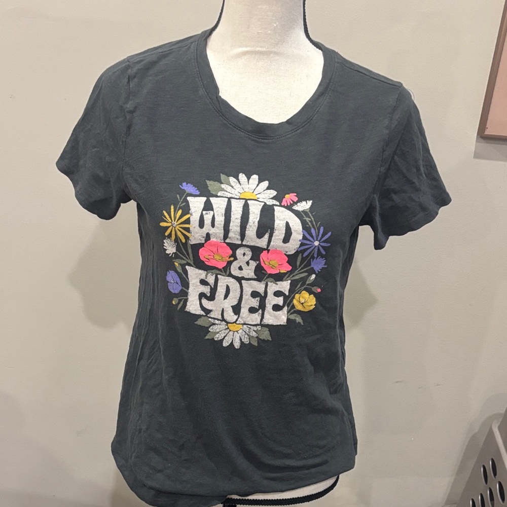 Old navy S Wild & Free Graphic T-Shirt